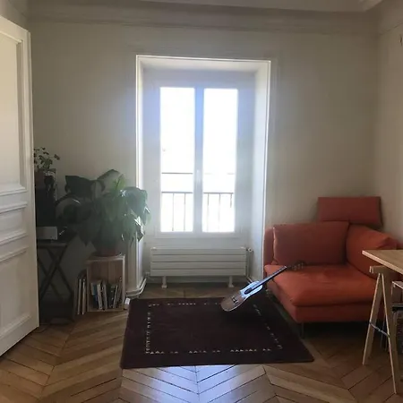 Haussmanien, Lumineux A Paris Apartment