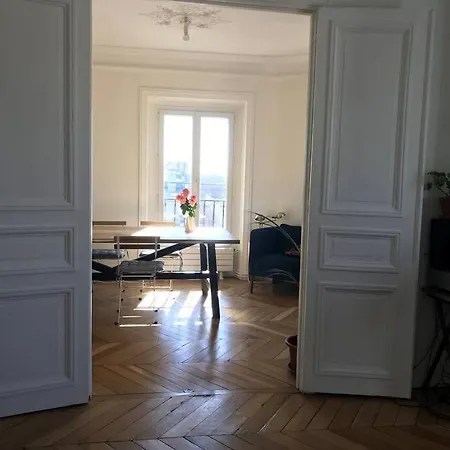 Haussmanien, Lumineux A Paris Apartment *