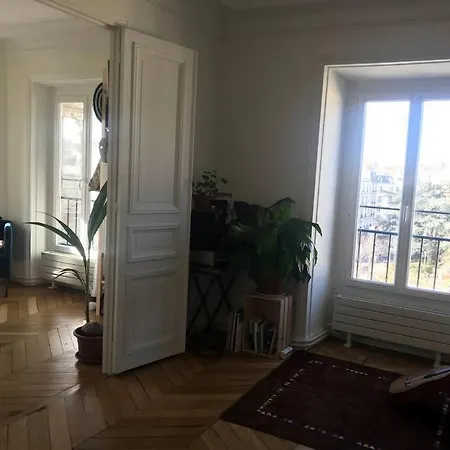 Haussmanien, Lumineux A Paris Apartment